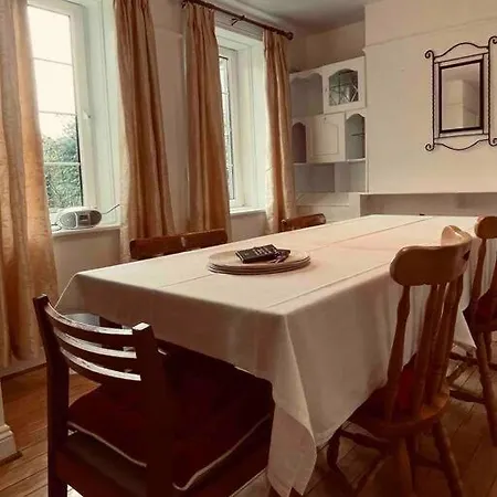 Wonderful Town House Where Are Current President Connolly Has Stayed While Visiting Town Сasa de vacaciones