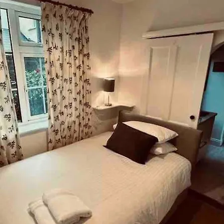 Wonderful Town House Where Irelands Current President Connolly Has Stayed While Visiting Town 펜션 *