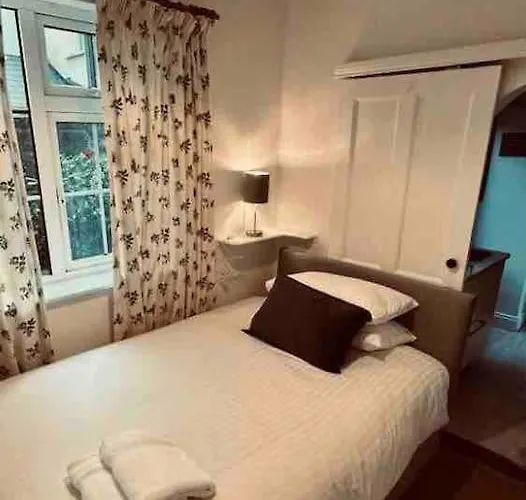 Wonderful Town House Where Are Current President Connolly Has Stayed While Visiting Town 펜션 *